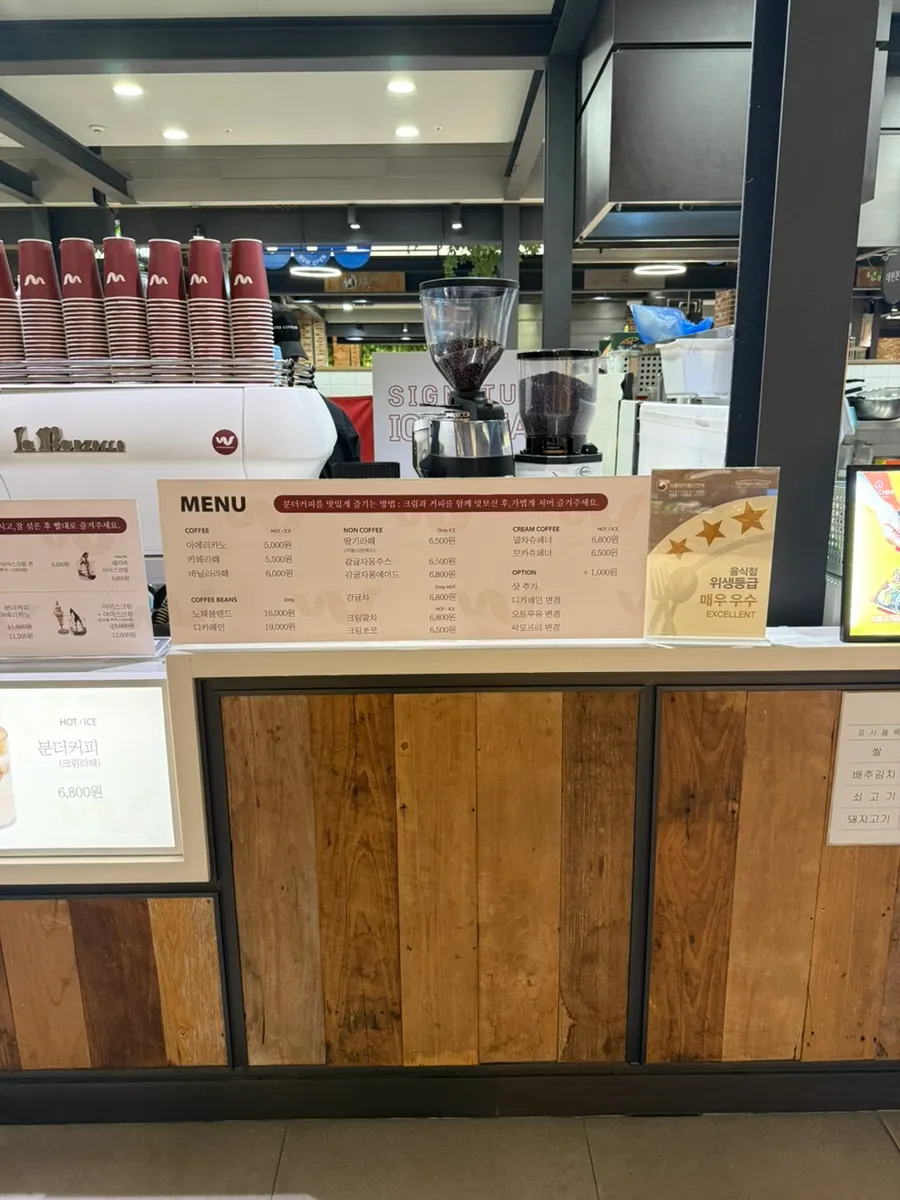 Wunder Coffee Bar coffee and non-coffee menu board
