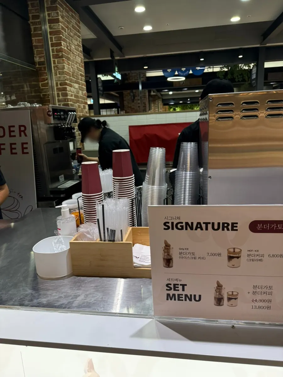 Signature menu board with Wunder Gato 7,500 won and Wunder Coffee 6,800 won