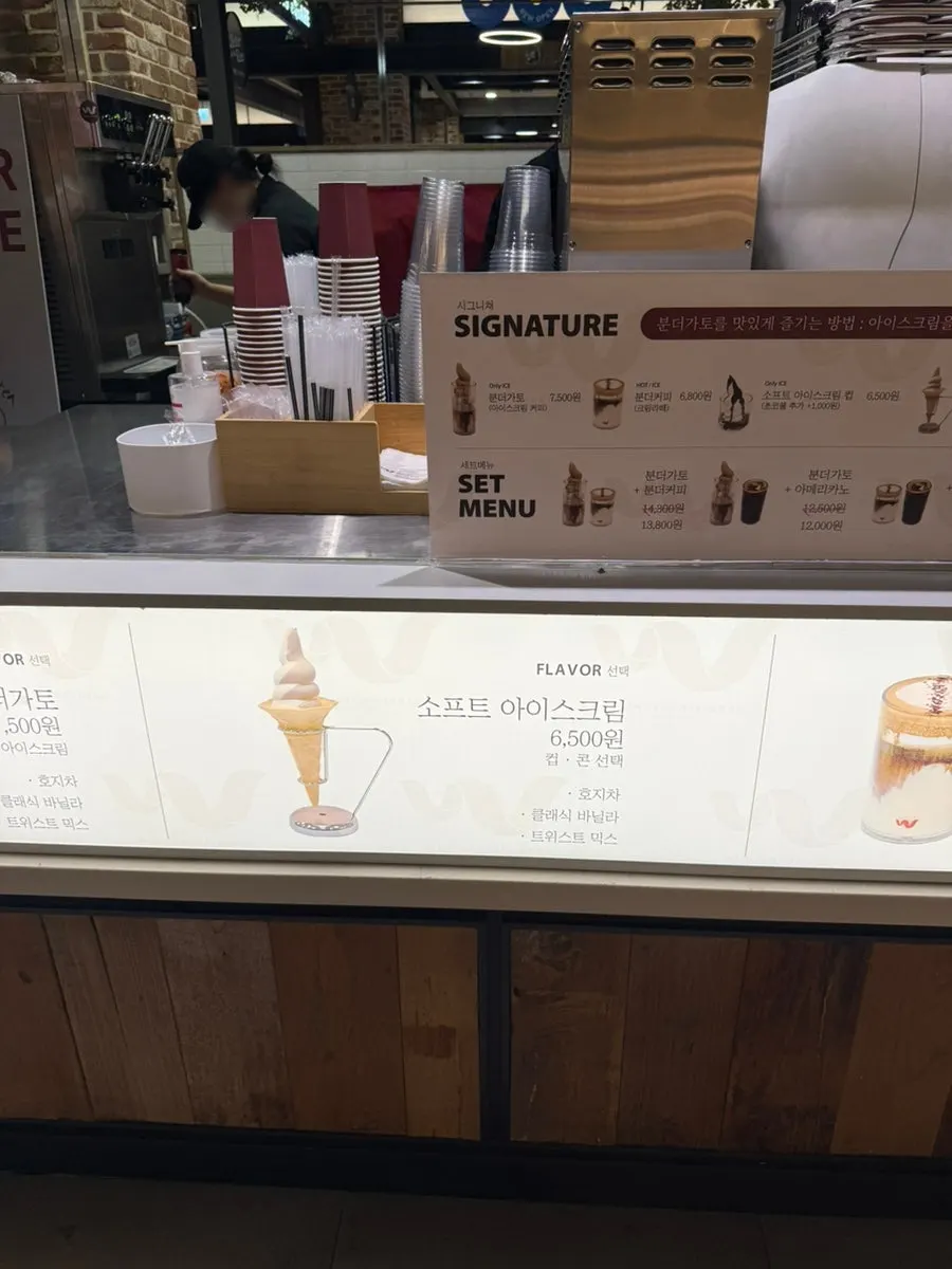 Wunder Coffee Bar ice cream menu sign