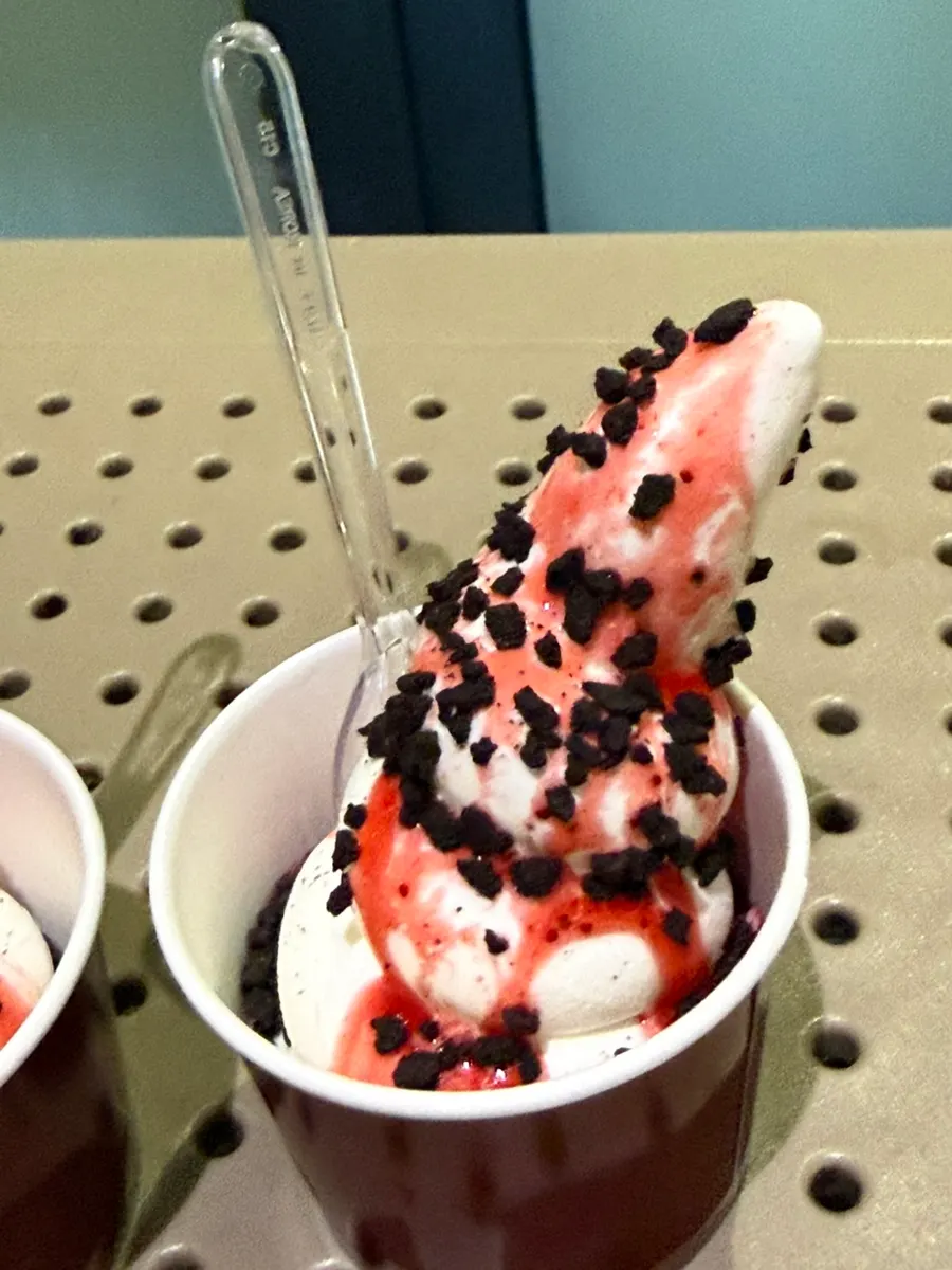 Close-up of the generous choco crunch topping