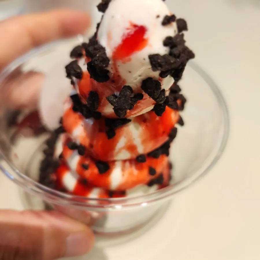 Dwaejibar ice cream placed alongside the tangerine tea