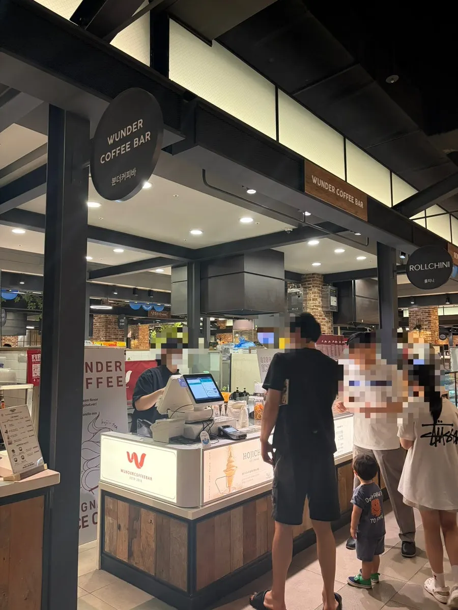 Wunder Coffee Bar storefront on basement 1F of Hyundai Premium Outlet Songdo Branch