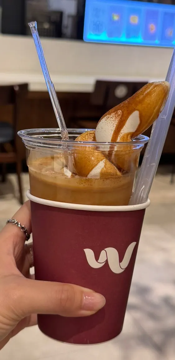 View of the Wunder Coffee Bar entrance in the Songdo outlet food square