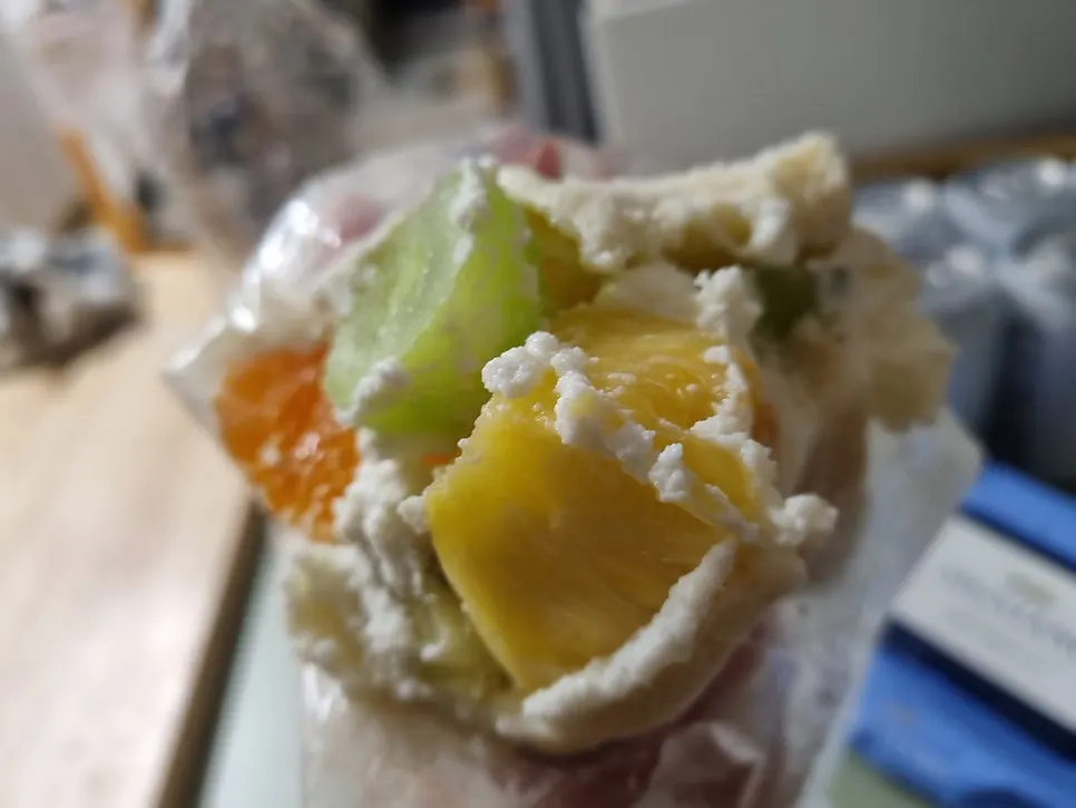한 입 베어 문 후르츠 산도