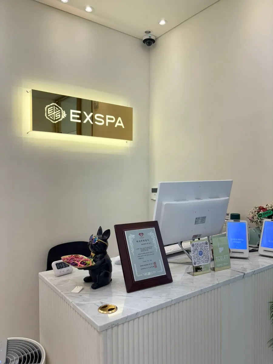 EMS 스파 프로그램 안내가 놓인 상담 공간
