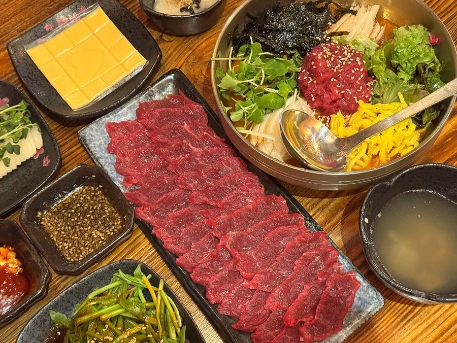 Value set with yukhoe and beef sashimi