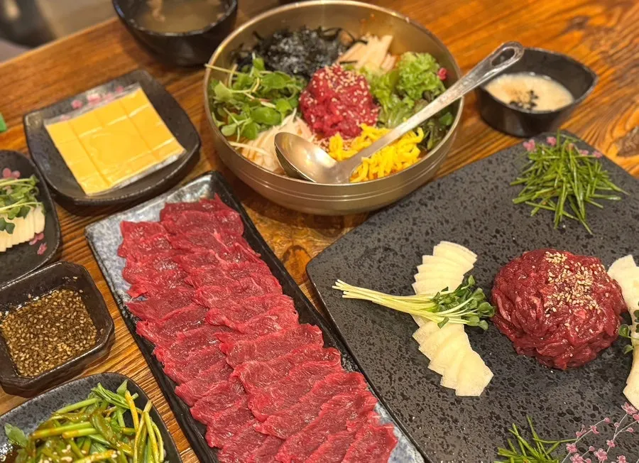 Yukhoe Maltuout table spread