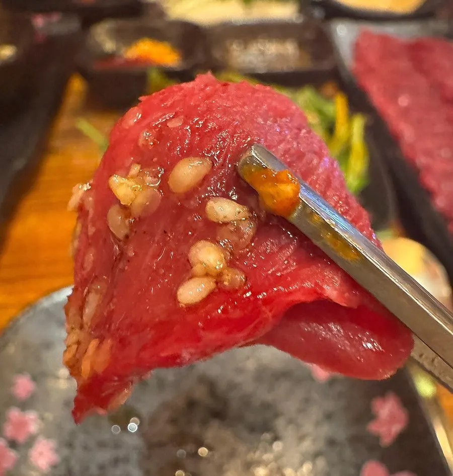 Vivid-red beef sashimi plating