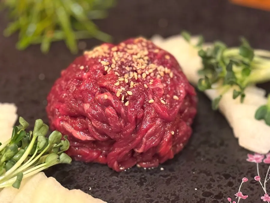 Beef sashimi with pear and cheese