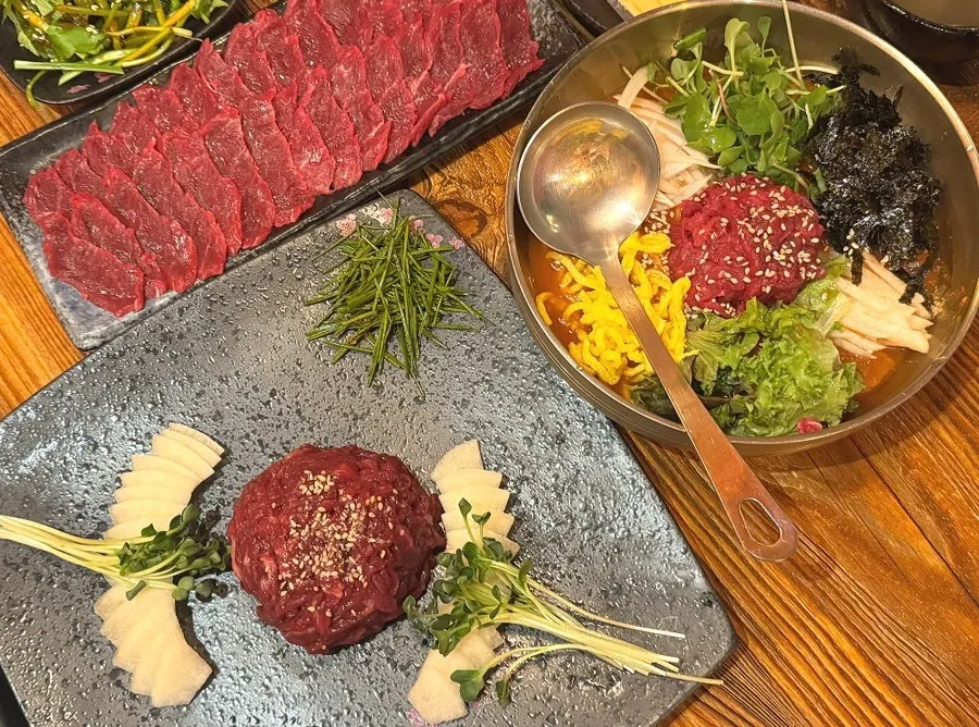 Yukhoe Maltuout food plating