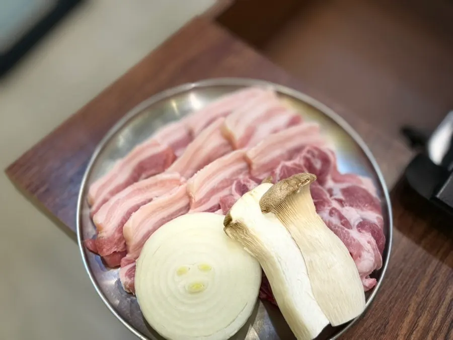 Self-serve bar for extra side dishes