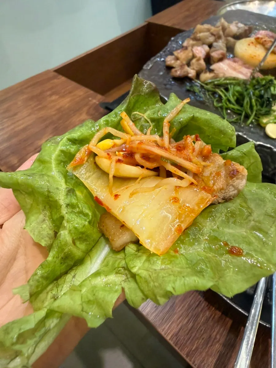 Lettuce wrap with grilled kimchi and garlic