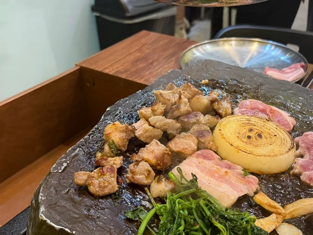 Kkodeulsal grilling on the stone plate