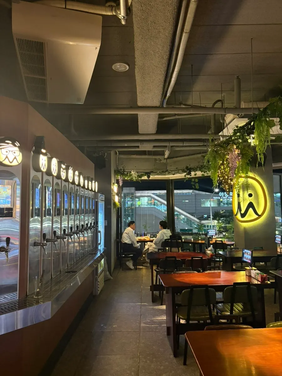 Open-feeling second-floor pub near Yadang Station