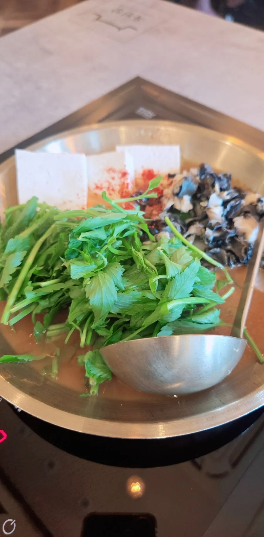 A full meal of ureong doenjang hot pot