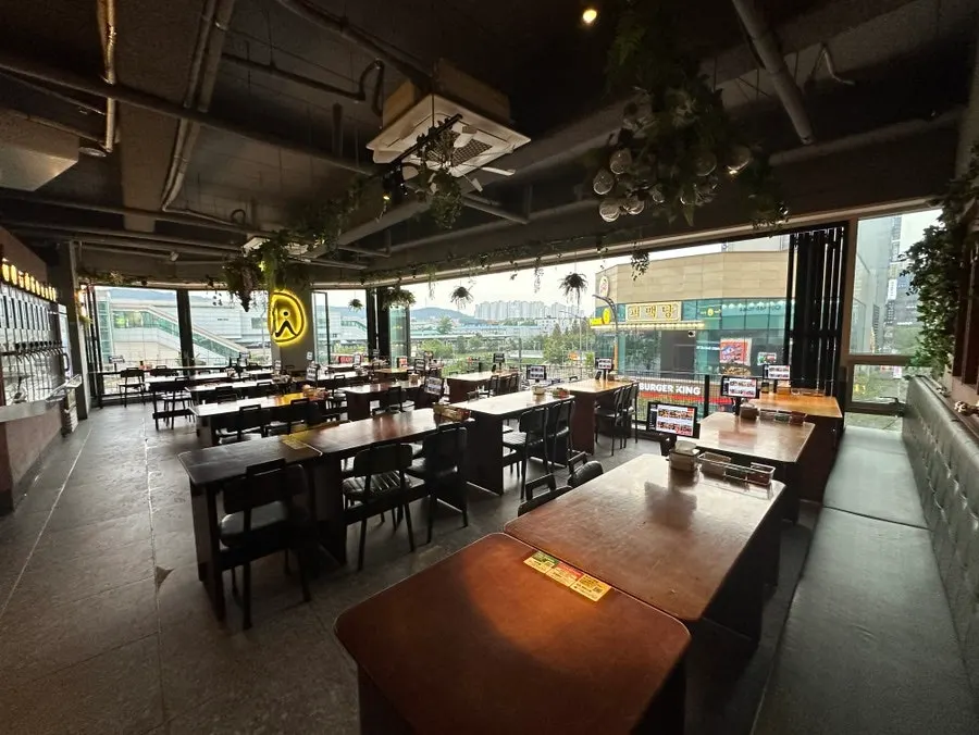 Interior of Long Time No See Yadang Branch with lots of seating