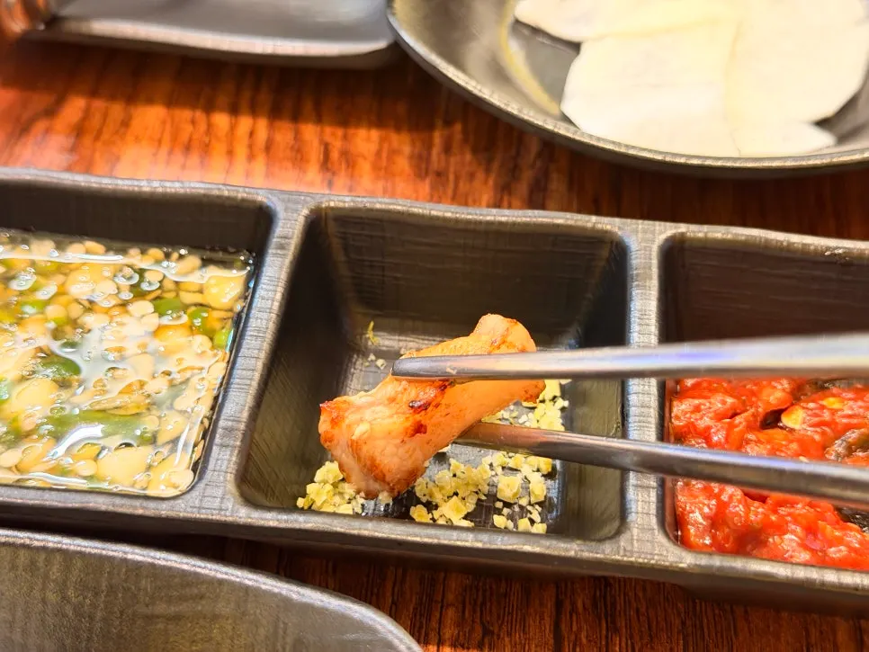 Green onion salt served alongside the meat