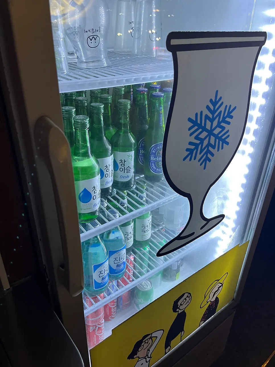 병맥주와 소주가 들어있는 매장 냉장고