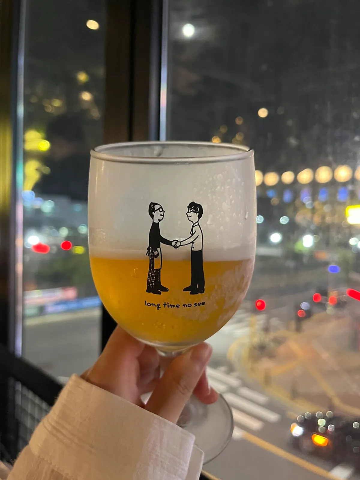 잔에 따른 린데만스 빼슈레제 복숭아