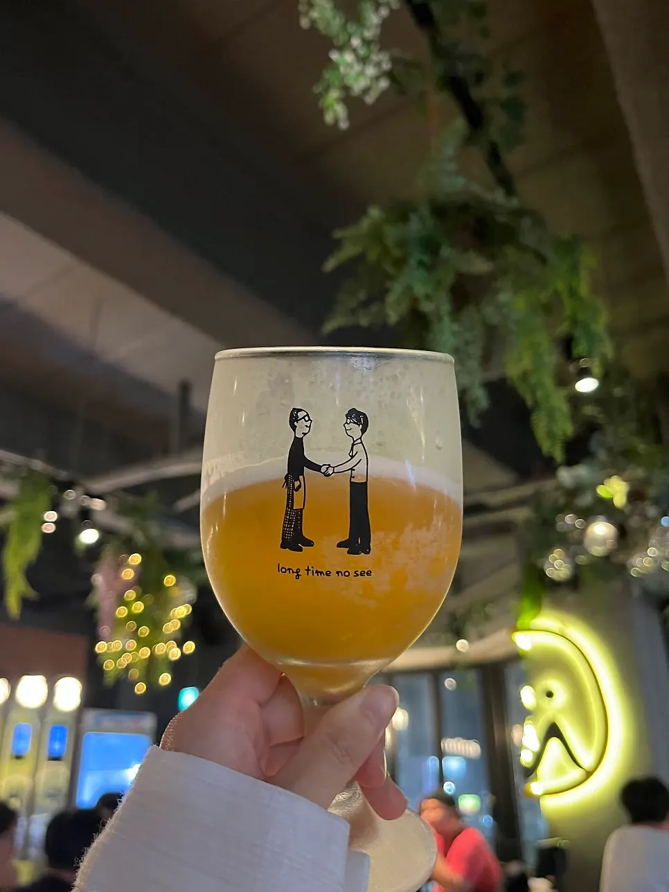 거품 가득 담긴 프린팅 맥주 잔