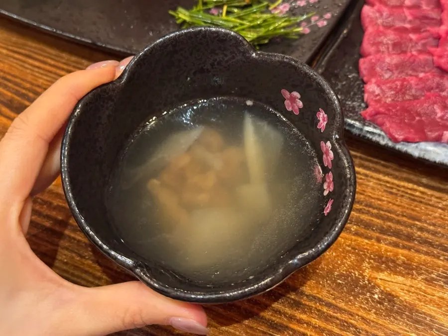 Picking up a piece of yukhoe