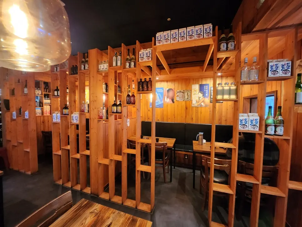 Booth-style seating divided by partitions at Yukhoe Maltuout