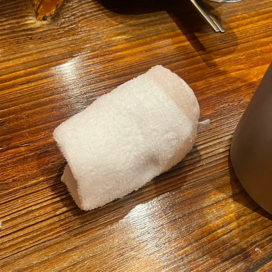 Thick wet towel placed at the table