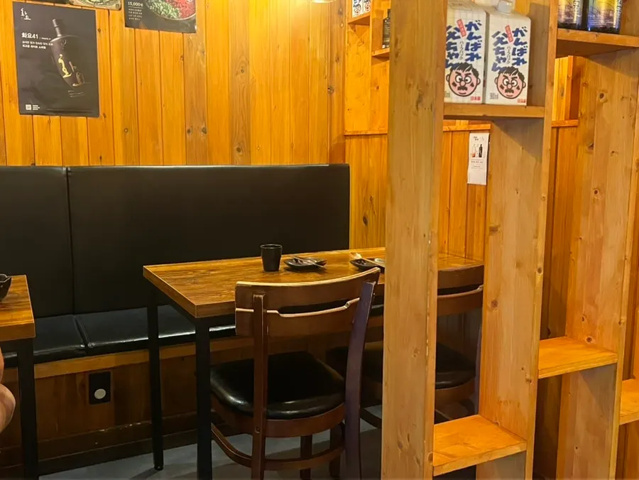 Table seating divided by partitions