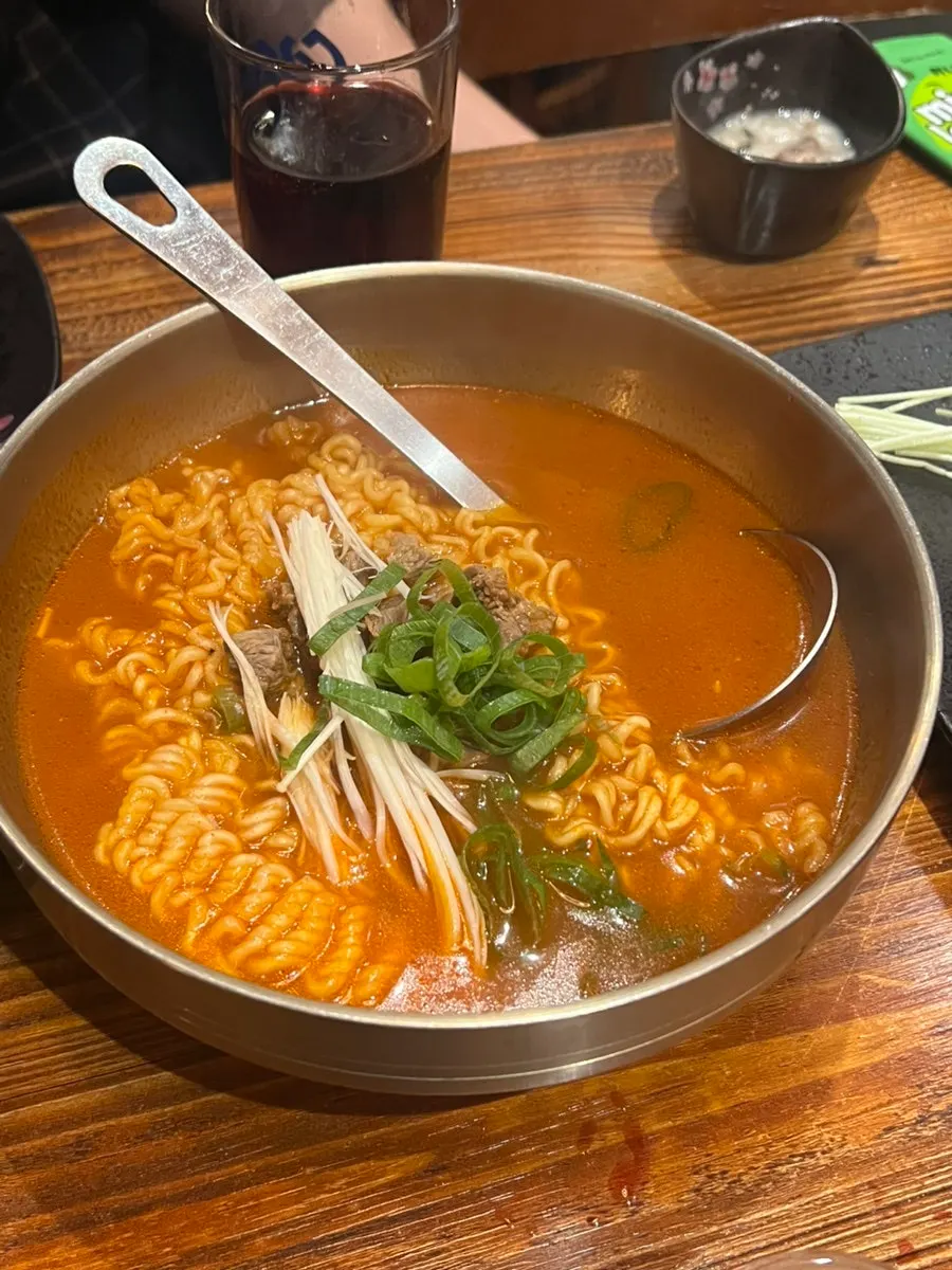 Beef ramyeon topped with green onion
