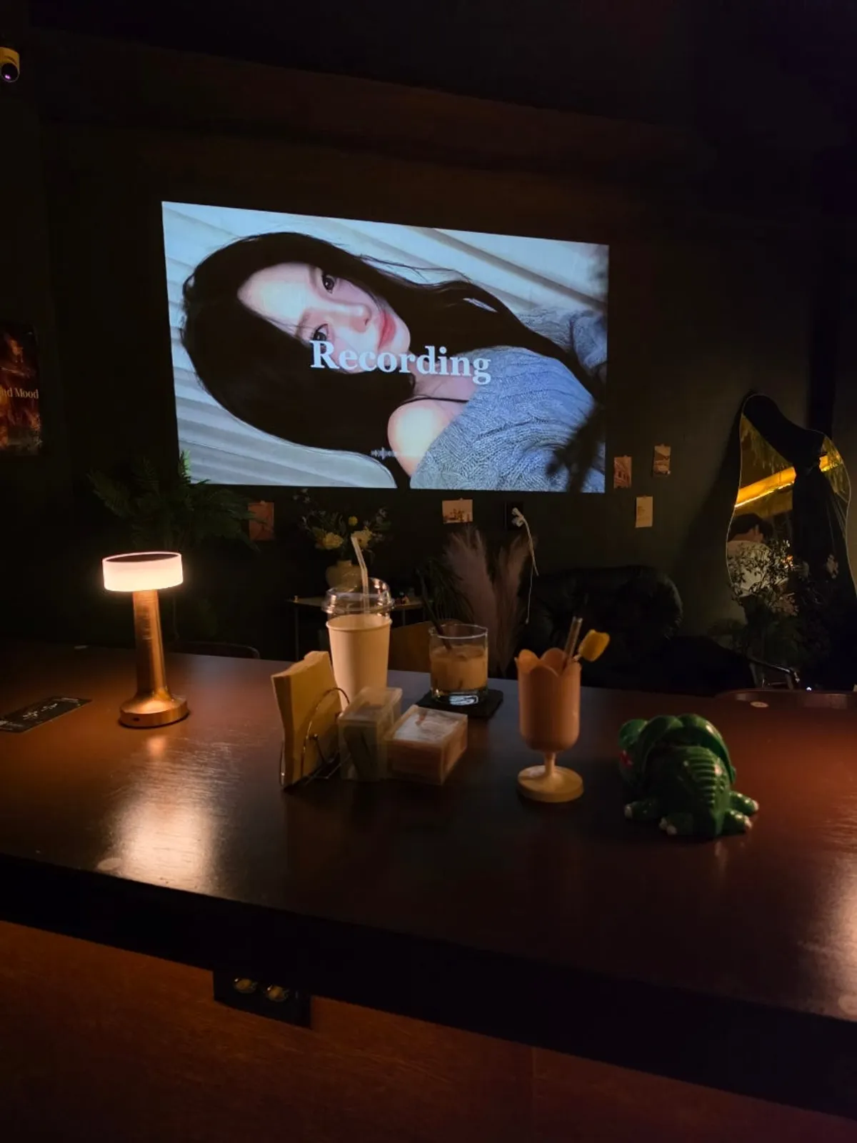 야화 혼술바 논현점 지하 매장 내부 분위기