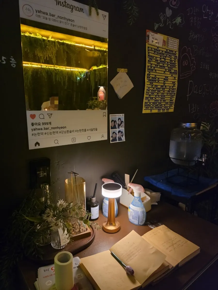 테이블에 놓인 튤립 펜과 전남친 다이어리