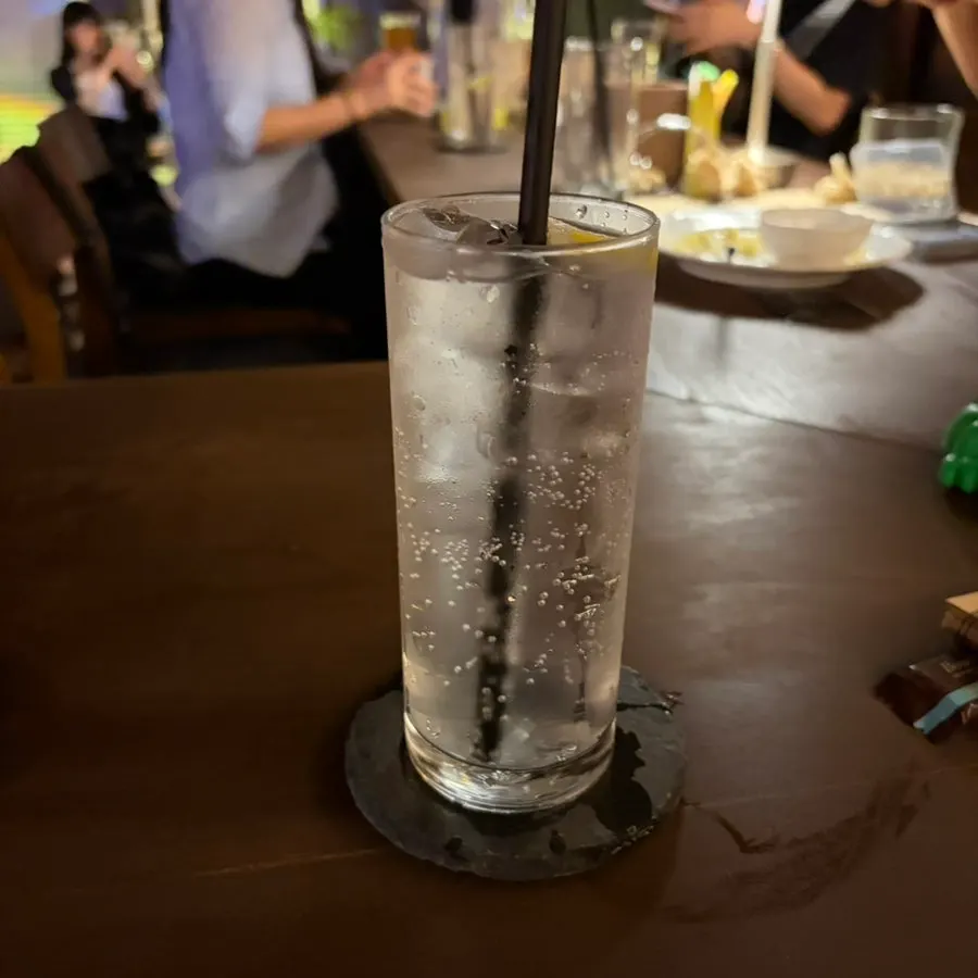 예쁜 잔에 담긴 칵테일 클로즈업
