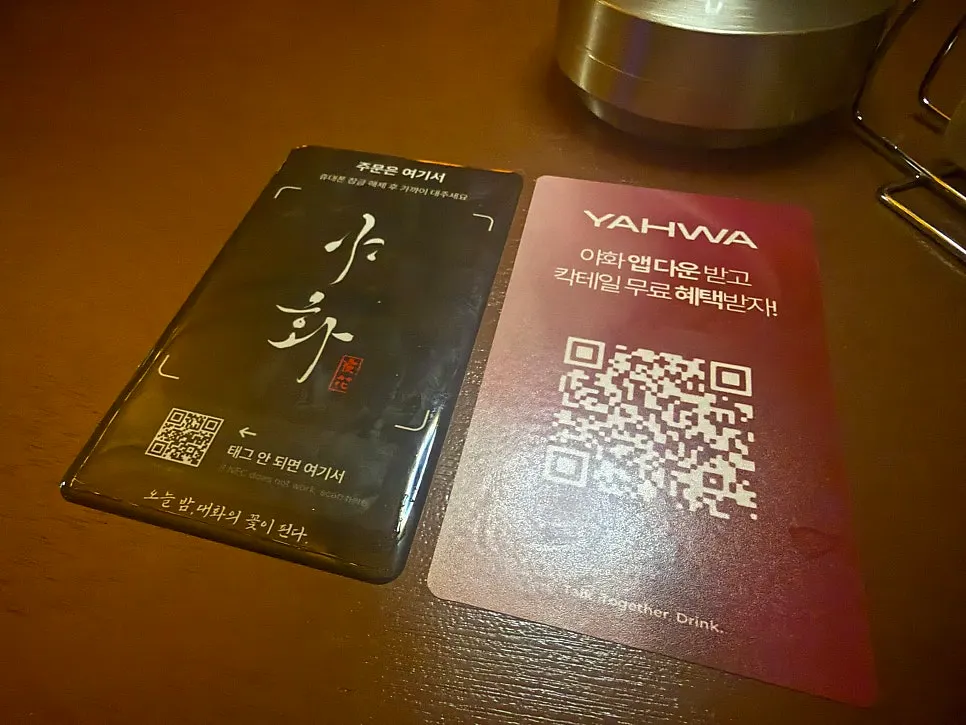 쌓여 있는 보드게임 코너