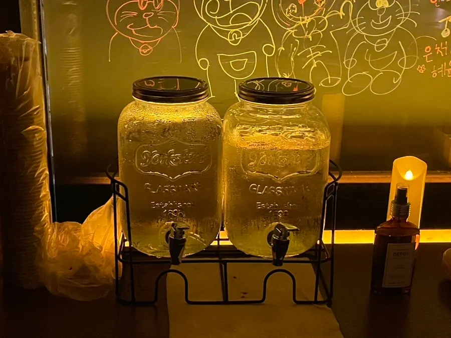 Tempat duduk meja bar di Yahwa