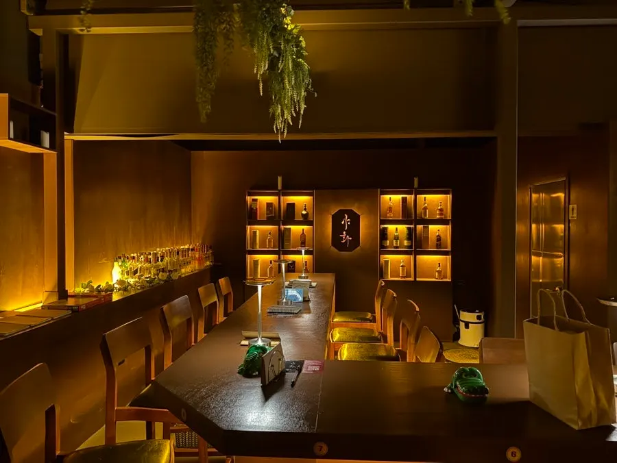 Bar seating arranged for comfortable solo drinking