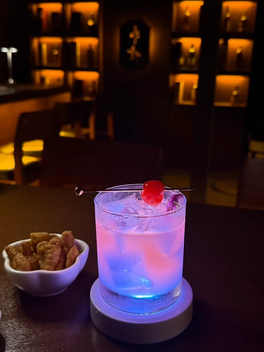 Nighttime mood at the Dongmyeong-dong solo-drinking bar