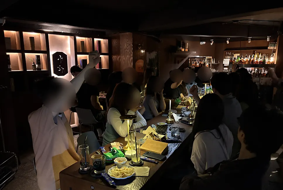 어두운 조명의 T자 형태 바 좌석