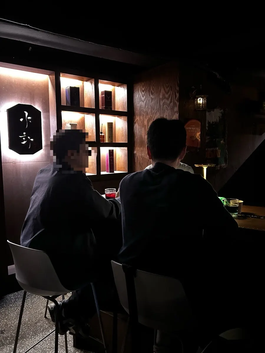 야화 혼술바 을지로점 내부 긴 메인 테이블