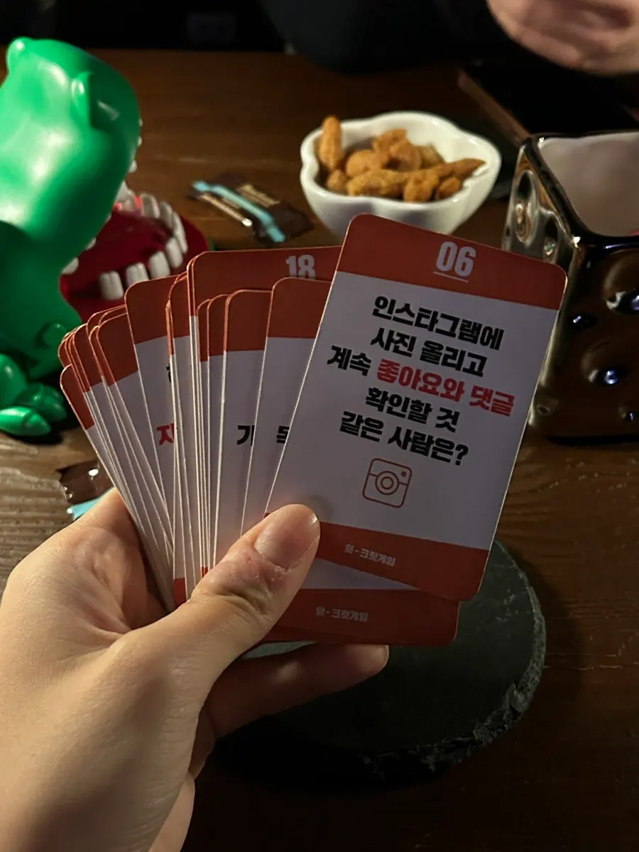 손님들 낙서와 기록이 남은 방명록 페이지