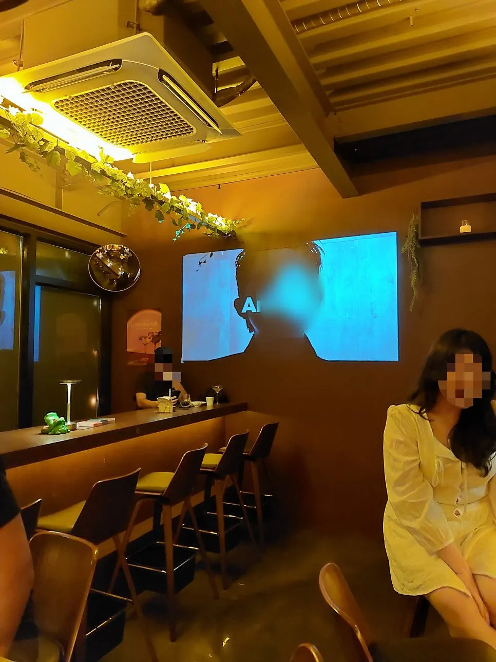 자유로운 분위기의 야화 혼술바 실내