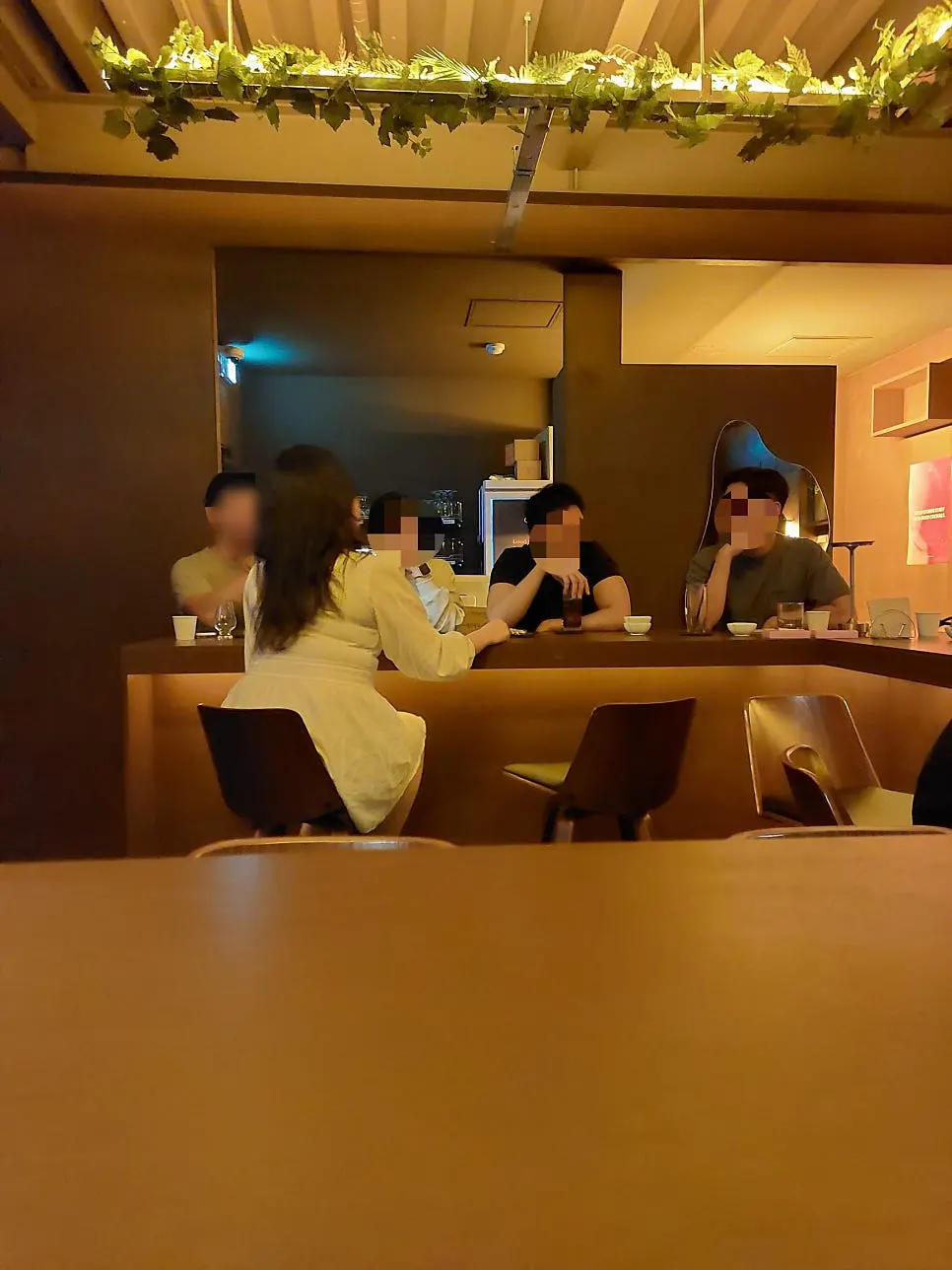 취향 물어보고 고른 칵테일이 놓인 바 자리