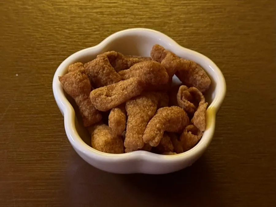 야화 혼술바 테이블 위 술과 안주