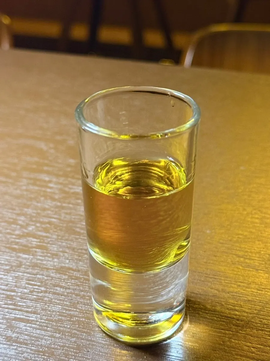 기본 안주로 나온 닭다리 과자