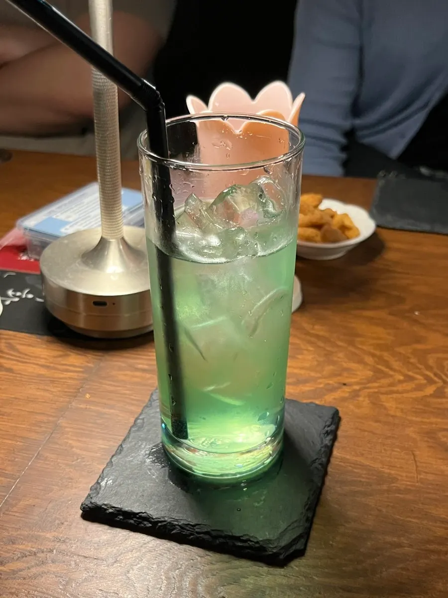 Cóctel midori sour de color verde claro