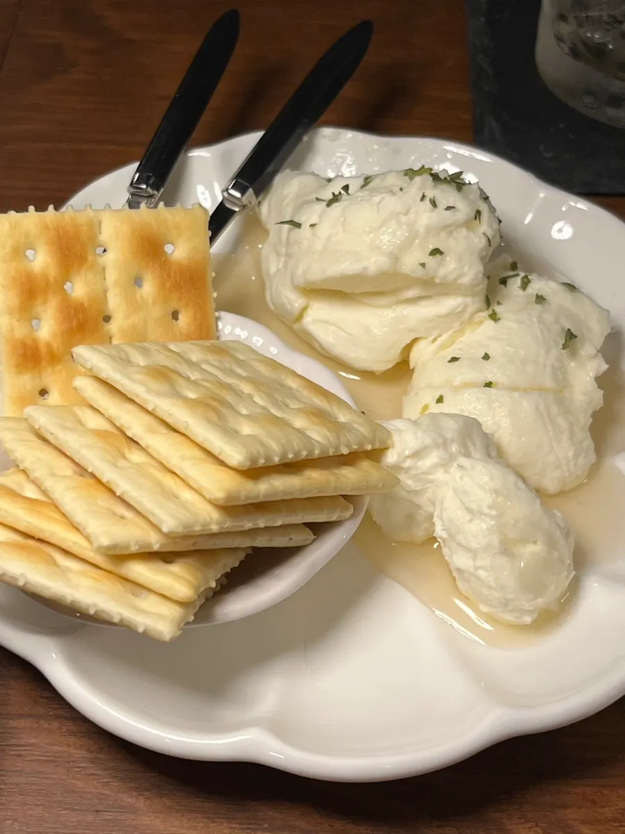 Plato de crackers de ricotta y miel