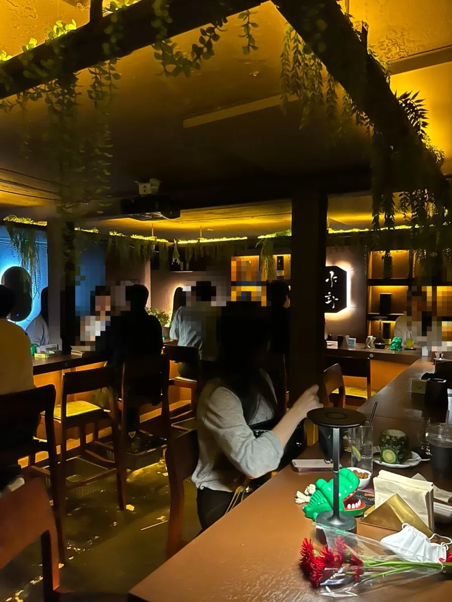 마주 보는 D자 좌석과 다트 공간이 있는 내부