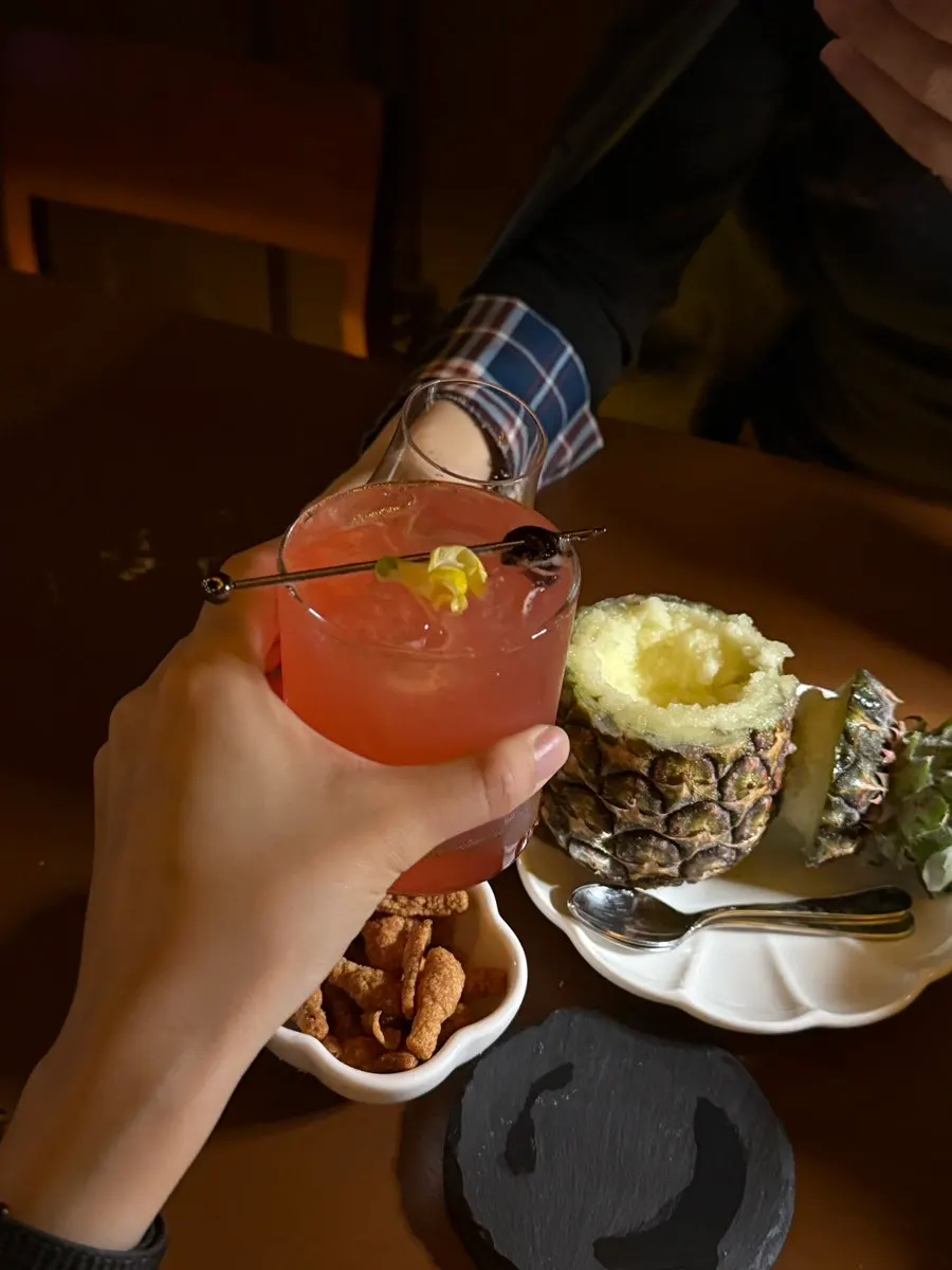 테이블에 놓인 도화 칵테일과 발베니 잔