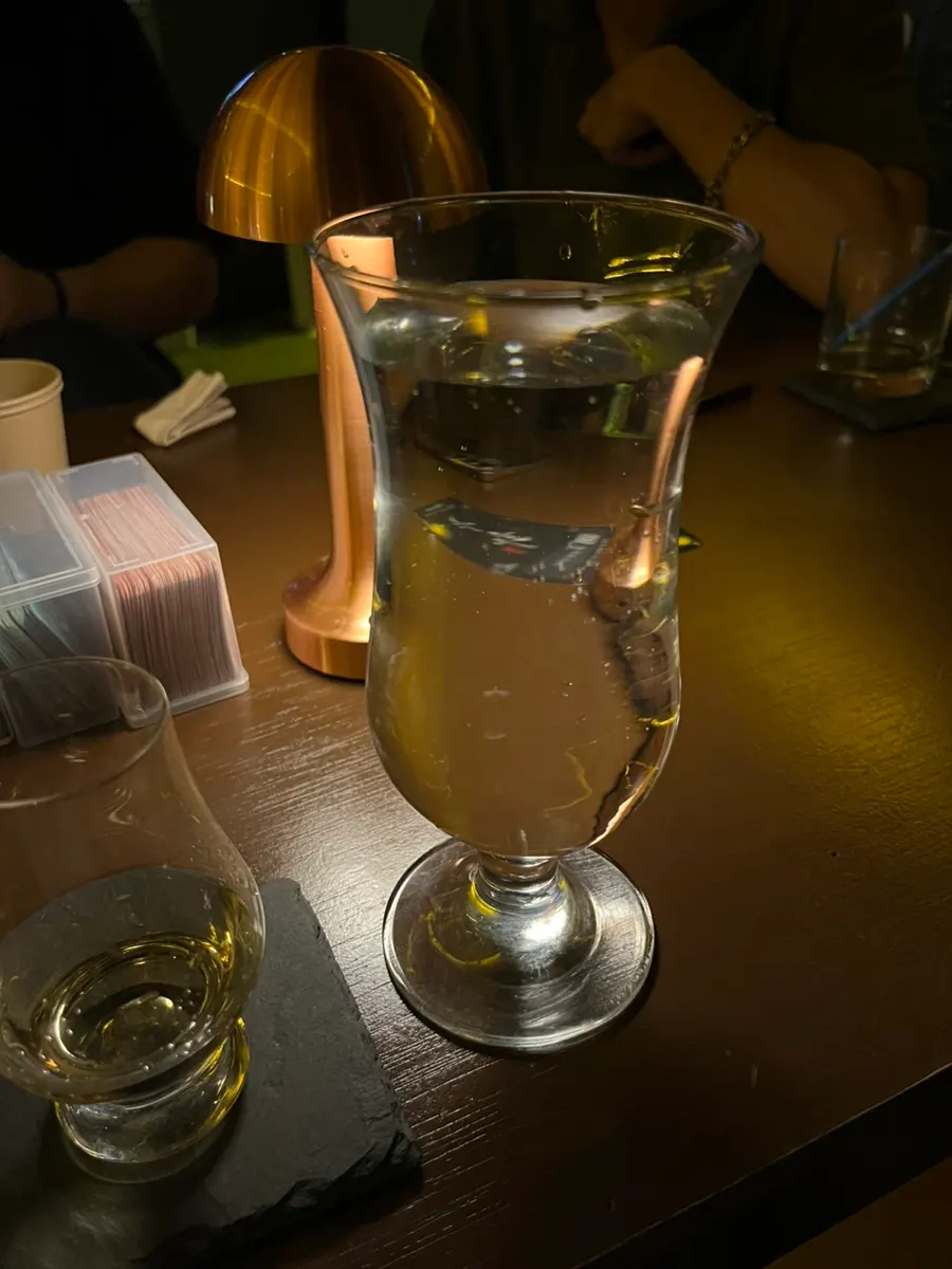 야화혼술바 논현점 자리마다 놓인 카드게임