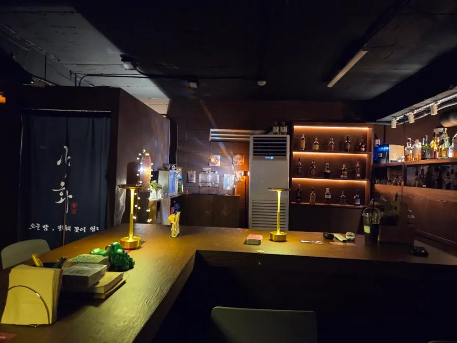 Seating at Yahwa Sillim under soft lighting