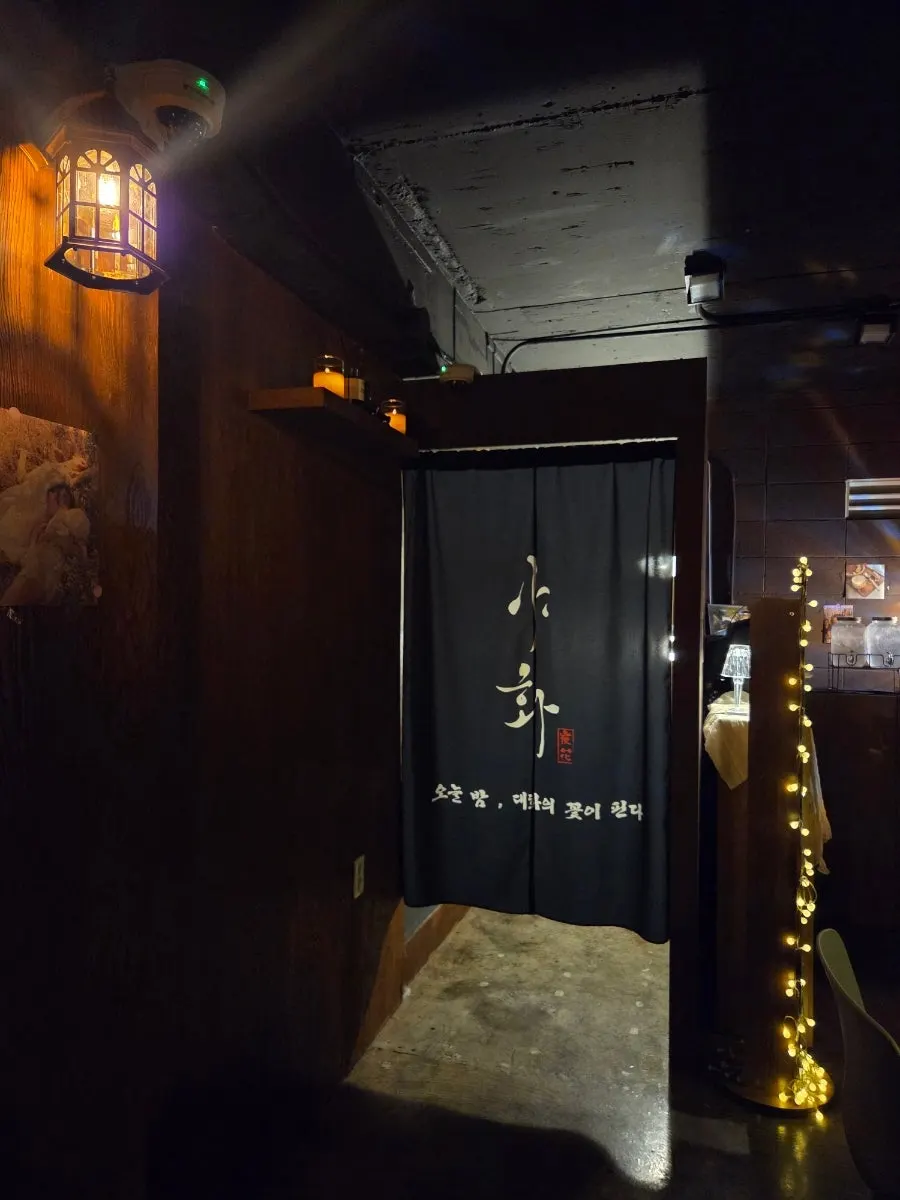 Table scene of a couple visiting the solo-drinking bar